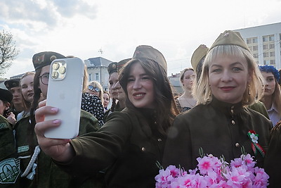Более сотни Екатерин спели песню \"Катюша\" на площади Единства в Могилеве