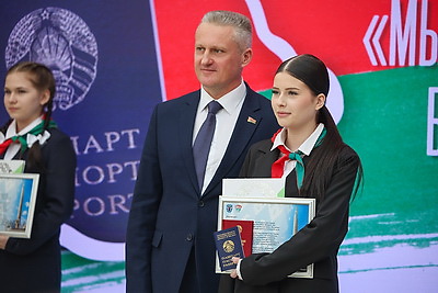 \"Важный день, который останется в памяти\". Столичным школьникам вручили паспорта в Минской ратуше