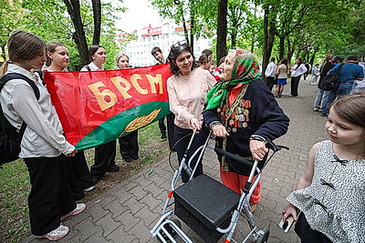 Ветераны Великой Отечественной войны принимают поздравления с 9 Мая