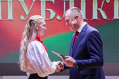 Шаг во взрослую жизнь: в Могилеве самым талантливым и творческим ребятам региона вручили первые паспорта