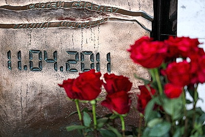 Почетный караул, живые цветы. У станции метро \"Октябрьская\" в Минске почтили память жертв трагедии 2011 года