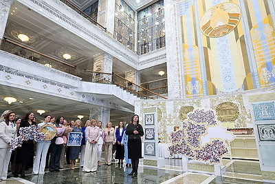Арт-объект во Дворце Независимости дополнили недостающим фрагментом. Вклад внесли представительницы Могилевщины