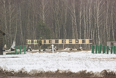 Десантники во время проверки ВС на Брестском полигоне выполняют стрельбы из различных видов оружия