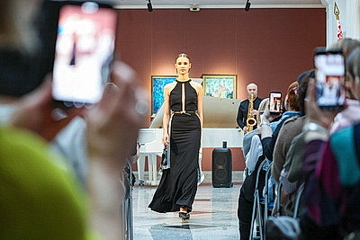 В НХМ состоялась перформанс-презентация коллекционных платков \"Все носят Царфина\"