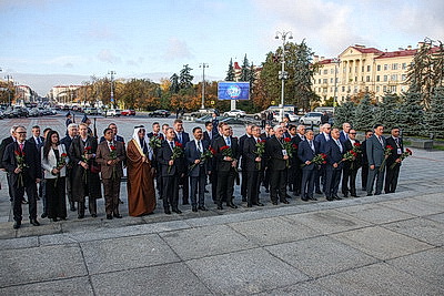 Участники Контртеррористического форума возложили цветы к монументу Победы в Минске