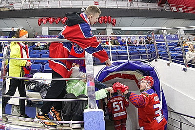 \"Юность\" всухую победила \"Металлург\" в первом матче полуфинала хоккейной экстралиги