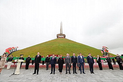 Под звуки марша. На Кургане Славы пронесли 100-метровое полотнище государственного флага