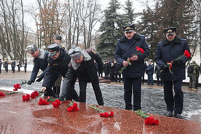 Праздник мужества и верности долгу: в регионах Беларуси 23 февраля прошли торжественные митинги