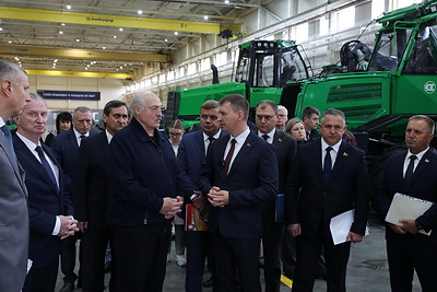 Лукашенко посетил производство лесозаготовительной техники в Логойском районе