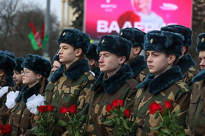 К монументу Победы возложили цветы в День защитников Отечества