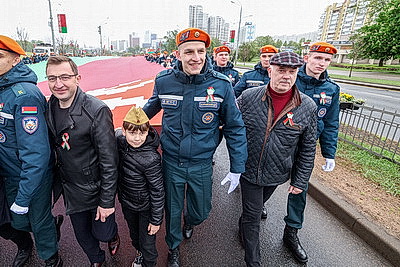 Шествие с самым большим флагом Беларуси стартовало от стелы \"Минск - город-герой\"