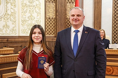 \"Гордимся тем, что нам выпала такая честь\". В Верховном Суде столичным школьникам вручили первые паспорта