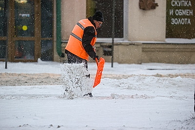 В Бресте 75 единиц спецтехники убирают снег на улицах города