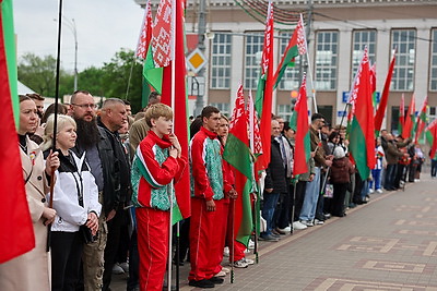 С огромной гордостью за достижения страны. Государственный флаг в 81 м пронесли по главной площади Гомеля