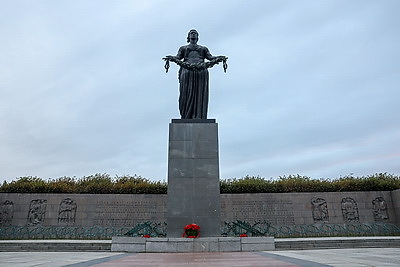 Крутой возложил цветы на Пискаревском кладбище в годовщину начала блокады Ленинграда