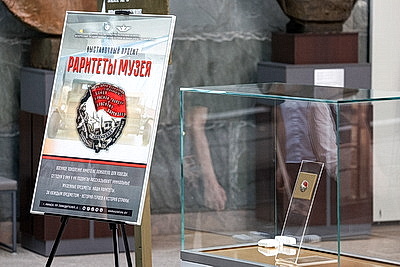 Нагрудный знак \"Бойцу Красной гвардии и Красному партизану\" представили в Музее истории ВОВ