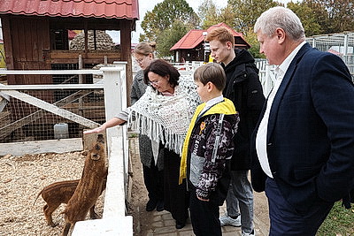 \"Семья - это прежде всего дружба\". Супруги Прудниковы из Могилевского района воспитывают троих детей и хранят традиции