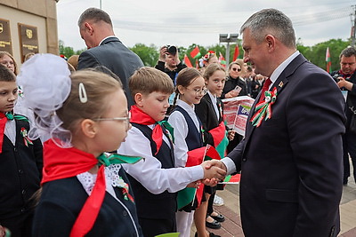 С огромной гордостью за достижения страны. Государственный флаг в 81 м пронесли по главной площади Гомеля