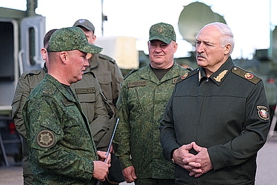 Лукашенко ознакомился с развитием и практическим использованием в войсках систем связи