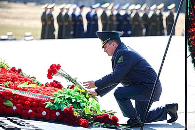 \"Пусть скорбь и печаль обернутся в мужество ваше и силу\". В Хатыни проходит всенародная вахта памяти