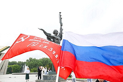 Участники автопробега \"Дороги славы - наша история\" почтили память героев ВОВ в Минске