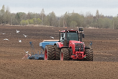 Забота о механизаторах для оперативного сева. Как в Сенненском районе аграрии трудятся на полях