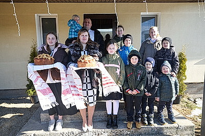 Мамина мечта исполнилась. Многодетной семье из Вилейского района подарили автомобиль