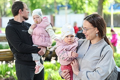 Забег в ползунках, интерактивные игры. В Витебском областном роддоме встретились его \"выпускники\"