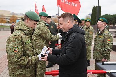 В Гродно школьникам передали капсулы памяти с землей погранзаставы \"Усово\" и копии знамени Победы