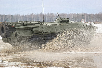 Десантники во время проверки ВС на Брестском полигоне выполняют стрельбы из различных видов оружия