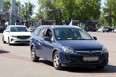 Участники автопробега \"Города-герои - города Героев: Дорогами народных ополченцев\" возложили цветы в Брестской крепости
