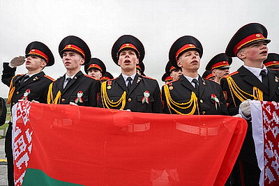 Под звуки марша. На Кургане Славы пронесли 100-метровое полотнище государственного флага