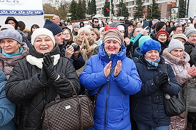 С танцами, цветами и с 30-метровой высоты. Спасатели в Витебске поздравили женщин с 8 Марта