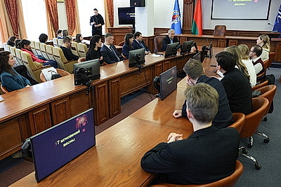 Потенциал и действующая сила. В Минске стартовала III Школа молодого ученого