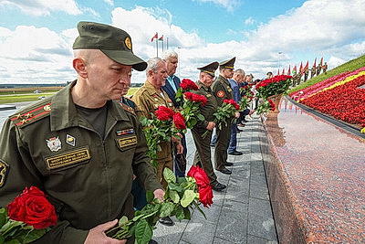 Капсулу с посланием от ветеранов ВОВ передали потомкам на Кургане Славы