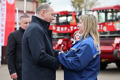 Техника к жатве: хозяйства Минской области получили 100 новых комбайнов