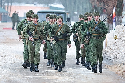 Марш-бросок и подтягивание. Десантники и гвардейцы сдают нормативы по физподготовке во время проверки ВС