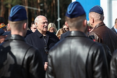 Лукашенко посетил Минский аэроклуб ДОСААФ