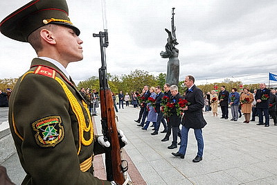 Праздник труда начался с возложения цветов к стеле \"Минск - город-герой\"