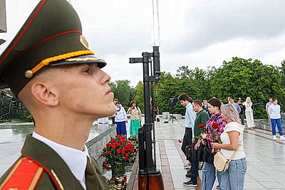 Участники автопробега \"Дороги славы - наша история\" почтили память героев ВОВ в Минске