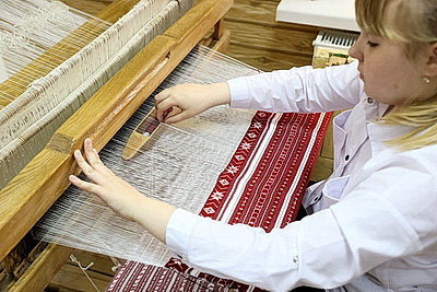 Дизайнерский наряд с кодом предков. Костюмы Малоритского строя вписались в современный гардероб