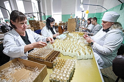 В Докшицах выпускают 2,5 млн флаконов аналогов французских духов в год