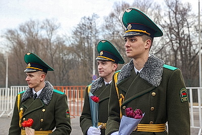 Плац-концерты, море цветов и теплых слов. В Бресте мужчины поздравили женщин