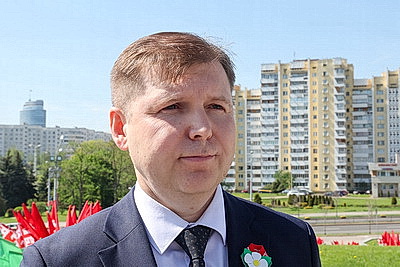 Делегация Конституционного Суда возложила цветы к стеле \"Минск - город-герой\"