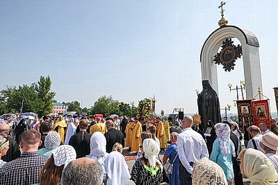 Более 500 человек собрались у памятника Георгию Конисскому в Могилеве на памятный молебен