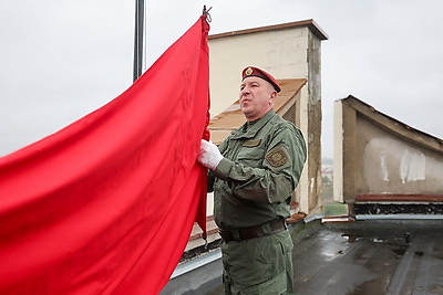 Знамя Победы подняли над Гродненским областным драматическим театром
