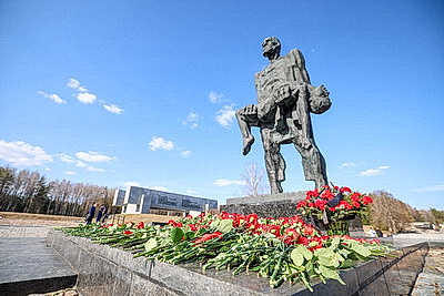 \"Пусть скорбь и печаль обернутся в мужество ваше и силу\". В Хатыни проходит всенародная вахта памяти