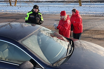 Запуск двигателей, буксировка и горячий чай: как ГАИ Могилевской области помогает людям в морозы