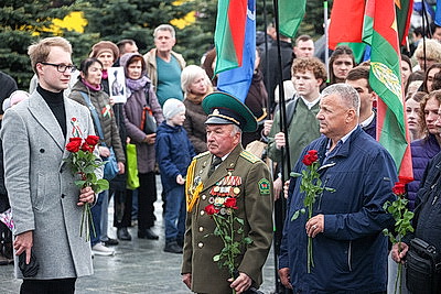Народное возложение цветов к монументу Победы проходит в Минске