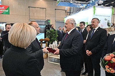 Лукашенко вручил символы Государственного знака качества